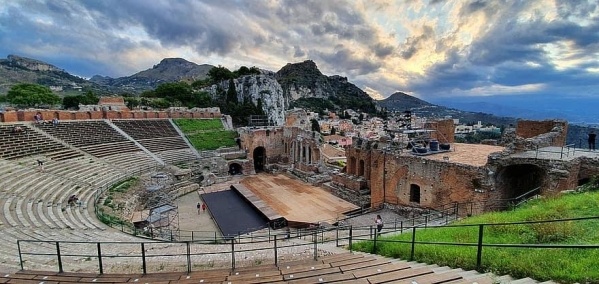 TAVASZKÖSZÖNTŐ TAORMINÁBAN - Szicíliai varázslat: Siracusa - Catania - Etna - Taormina ***